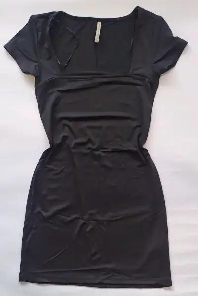 Vestido negro ajustado de manga corta - miniatura 1