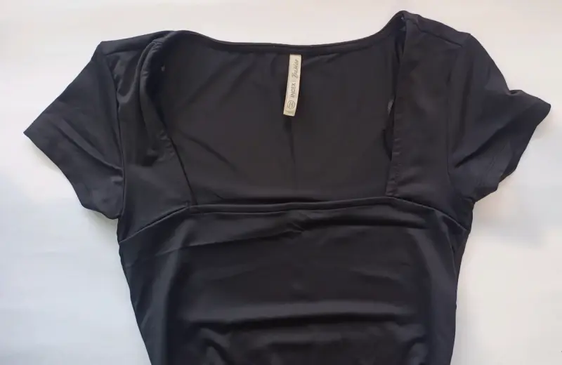 Vestido negro ajustado de manga corta - 2