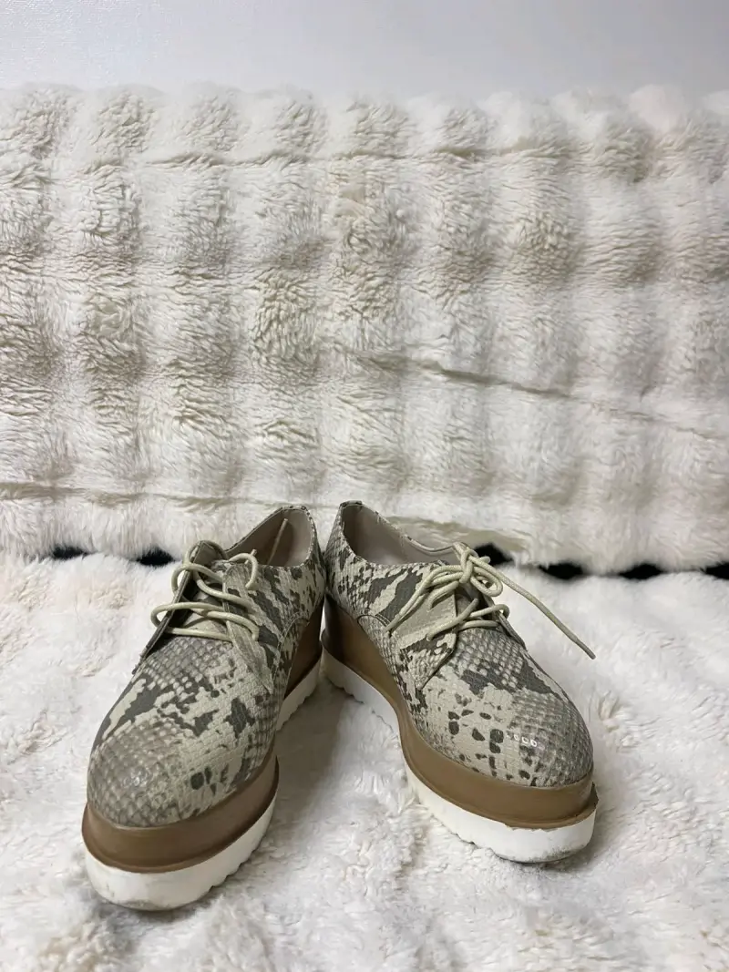 Zapatos de plataforma con diseño de serpiente - 1