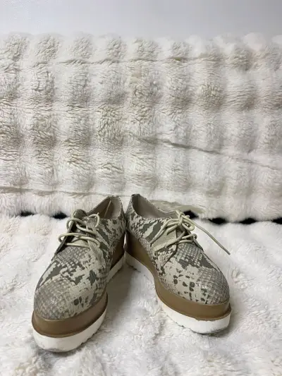 Zapatos de plataforma con diseño de serpiente - miniatura 1