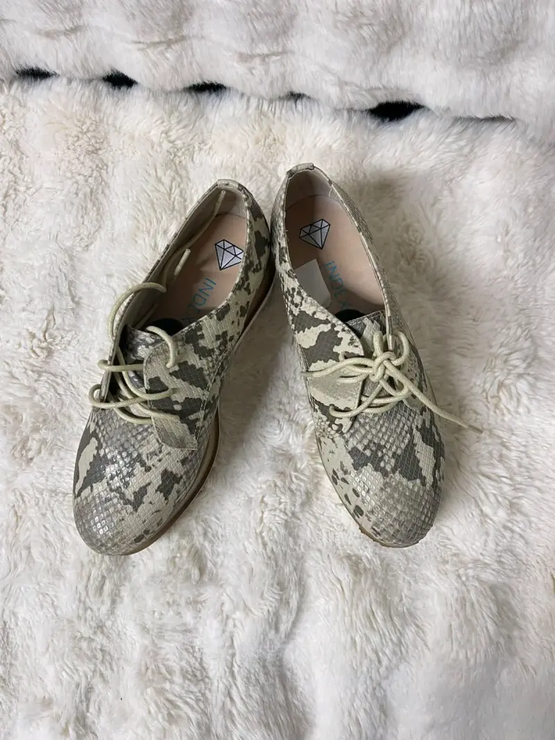 Zapatos de plataforma con diseño de serpiente - 2