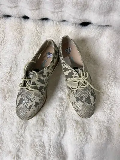 Zapatos de plataforma con diseño de serpiente - miniatura 2