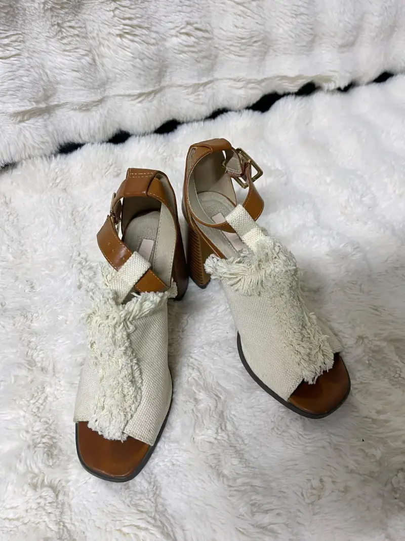 Sandalias de tacón alto con flecos beige y marrón - 1