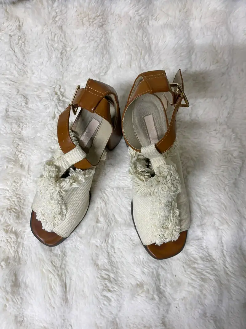 Sandalias de tacón alto con flecos beige y marrón - 2