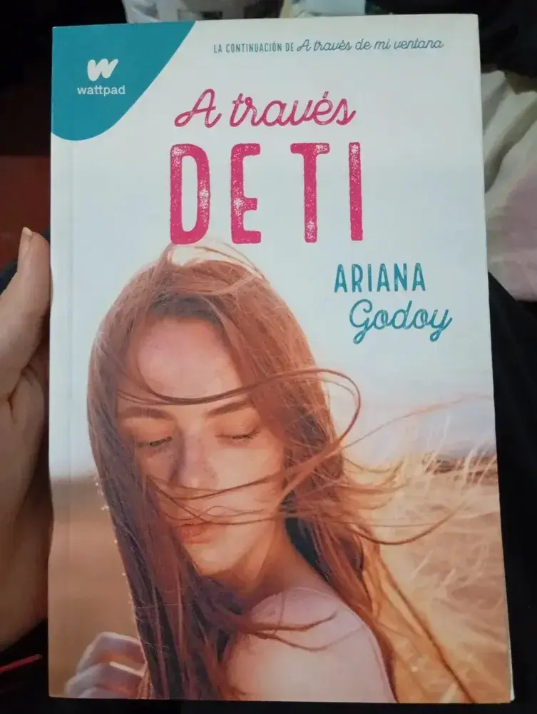 Libro 'A través de ti' de Ariana Godoy