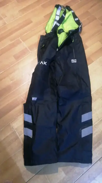 Pantalones de nieve Helly Hansen negros con tirantes - miniatura 1