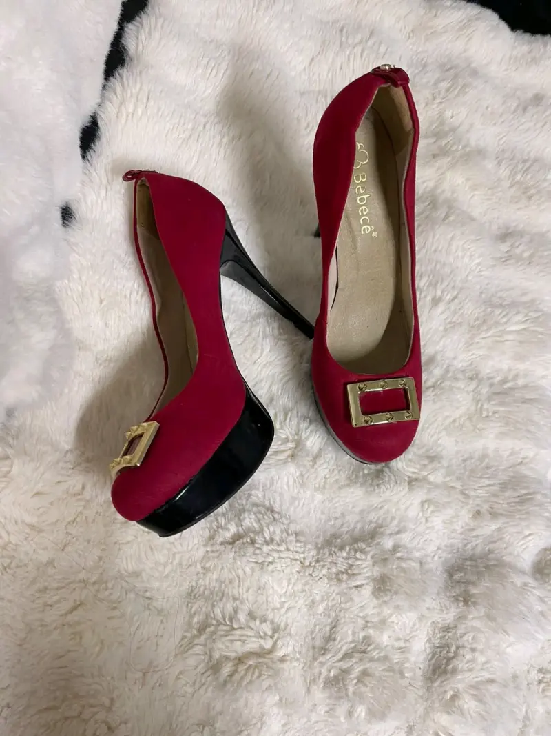 Zapatos de tacón alto rojos con hebilla dorada