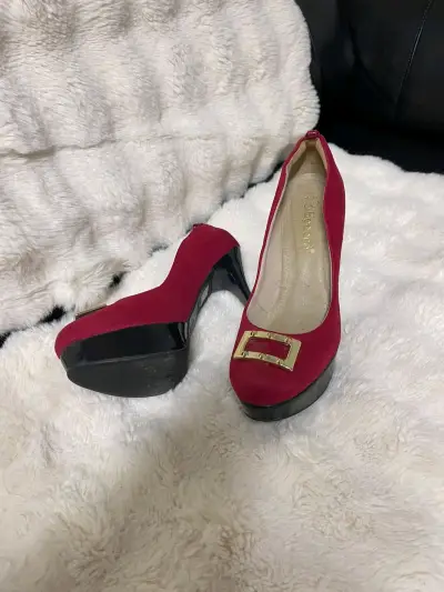 Zapatos de tacón alto rojos con hebilla dorada - miniatura 2