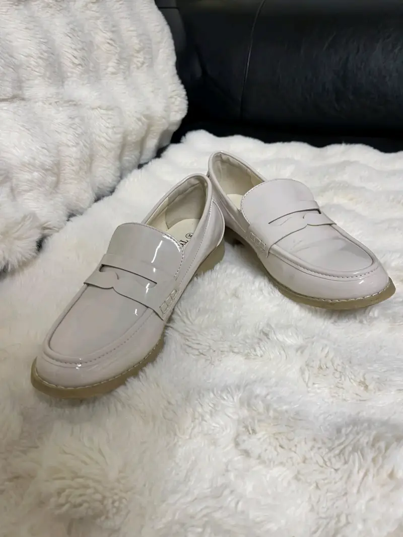 Zapatos mocasines blancos de charol para mujer
