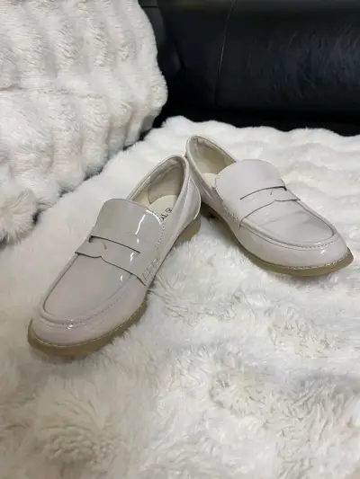 Zapatos mocasines blancos de charol para mujer - miniatura 1