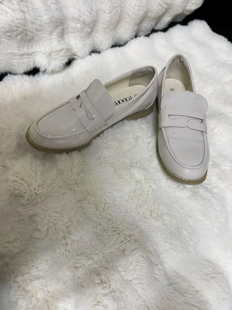 Zapatos mocasines blancos de charol para mujer - 2