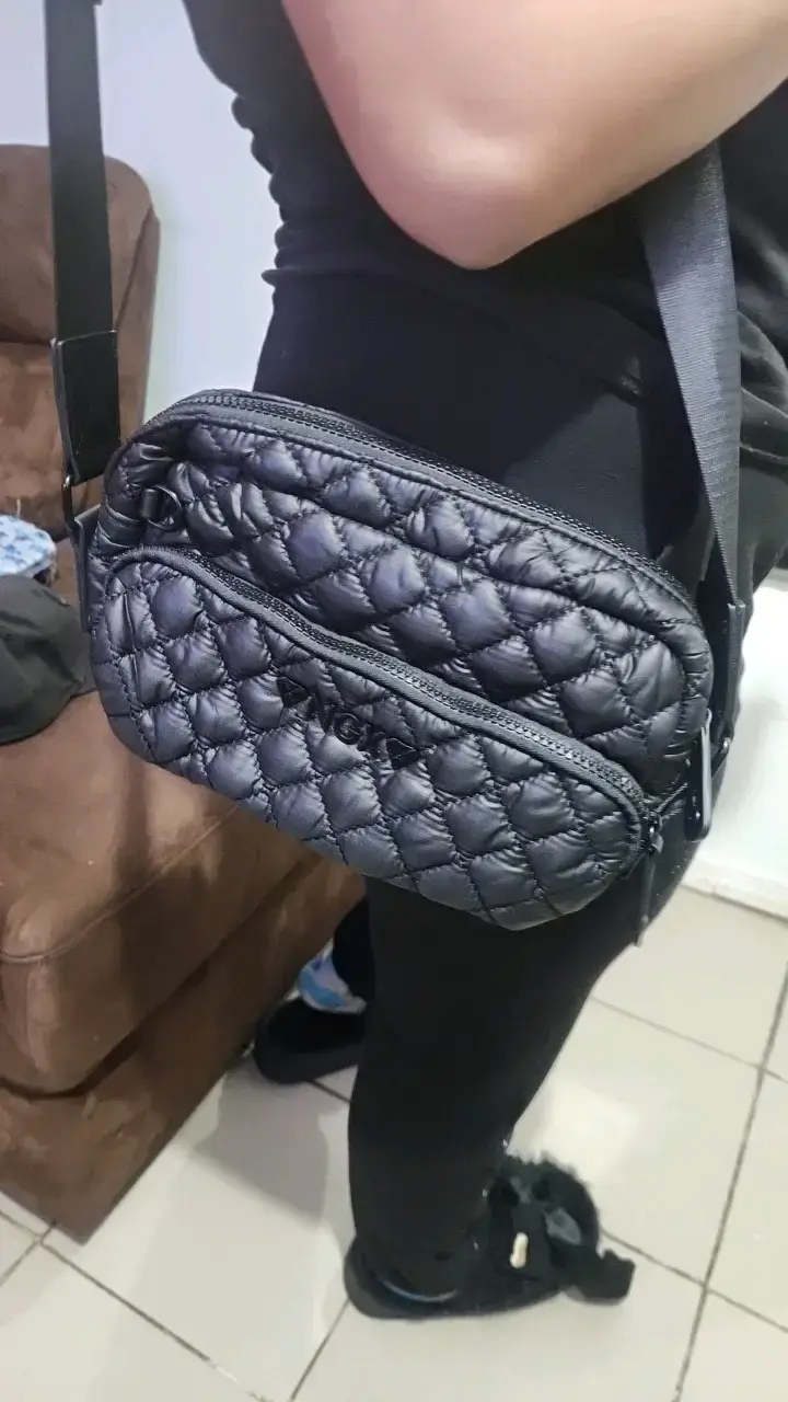 Bandolera acolchada negra con diseño moderno ngx