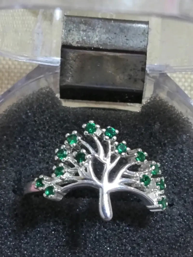 Anillo de plata con diseño de árbol y piedras verdes
