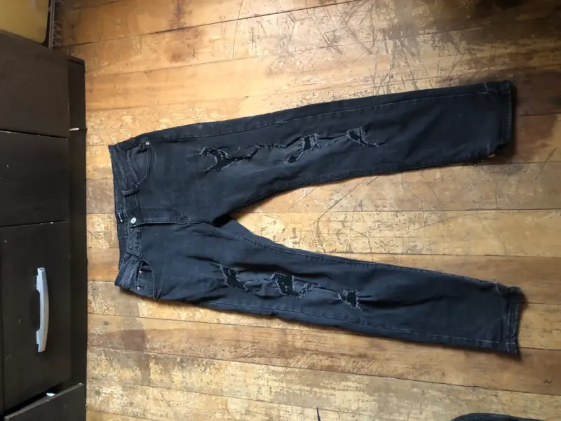 Jeans negros desgastados para hombre