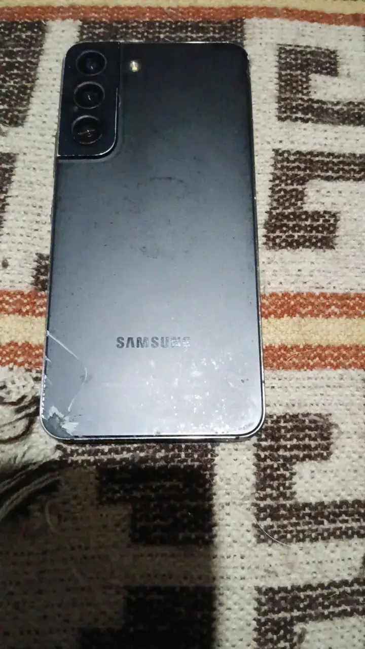 Samsung Galaxy S22 con pantalla intacta - 2