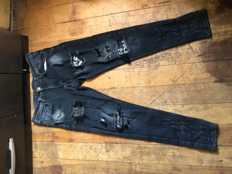 Jeans negros desgastados para hombre