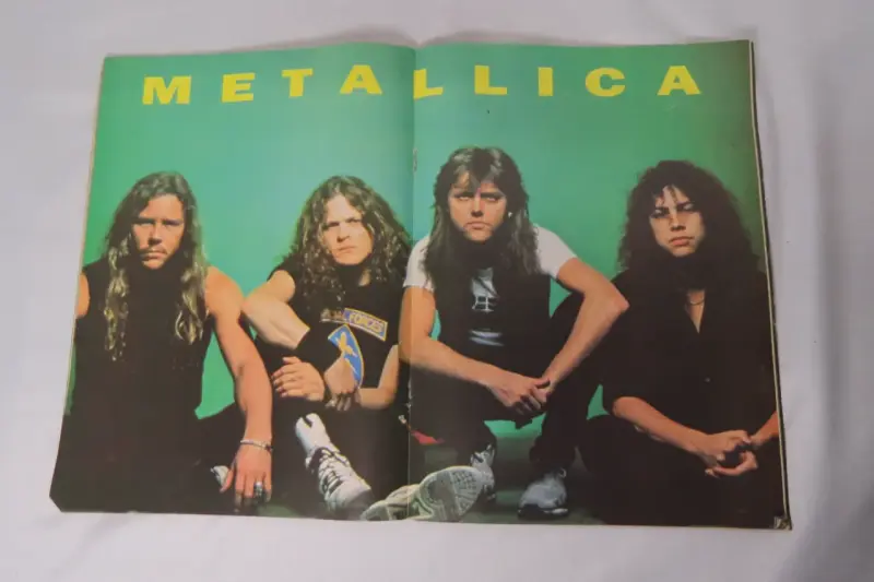 Revista Metal con póster de Metallica y artículos de Bon Jovi - 1