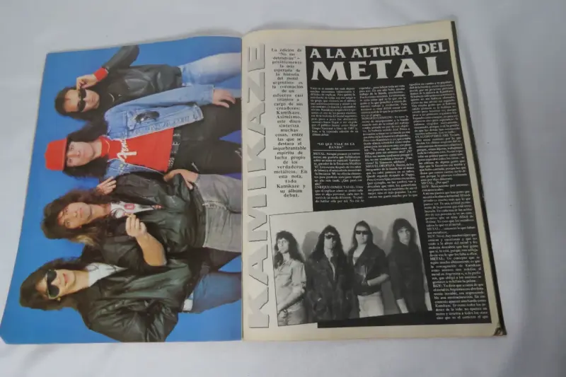 Revista Metal con póster de Metallica y artículos de Bon Jovi - 3