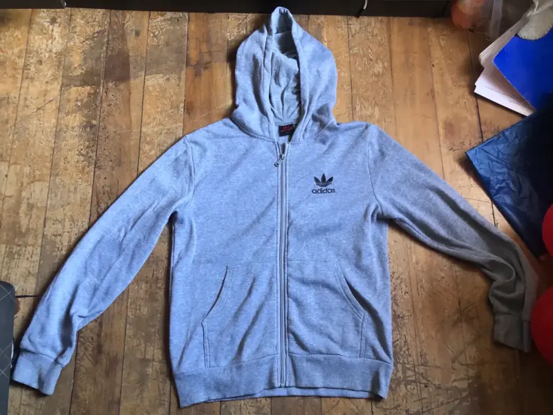 Polerón con capucha gris Adidas para hombre