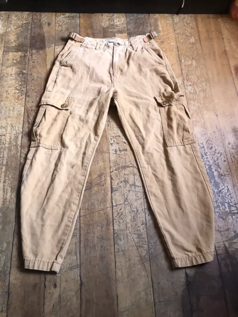 Pantalones cargo beige para hombre