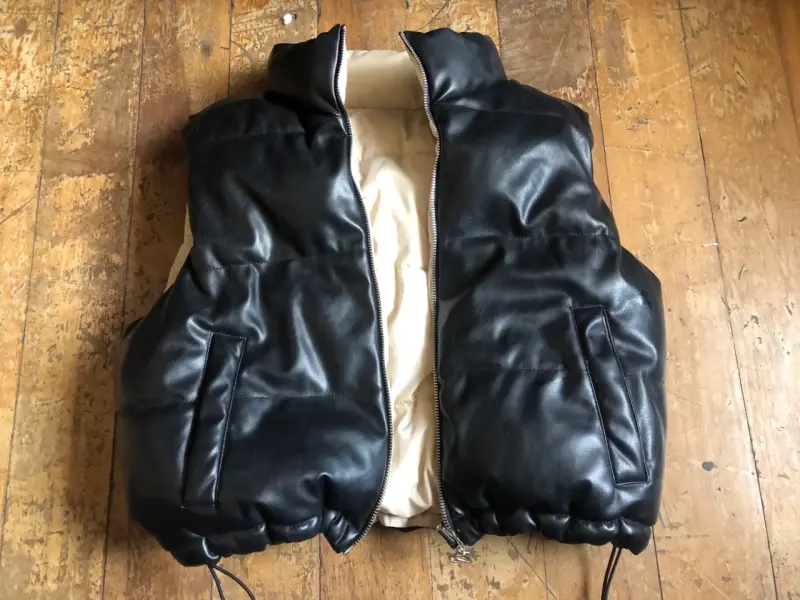 Chaleco acolchado negro de cuero sintético