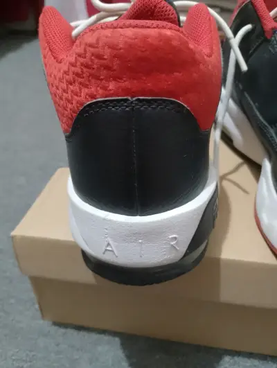 Zapatillas deportivas negras y rojas Air Jordan - miniatura 3