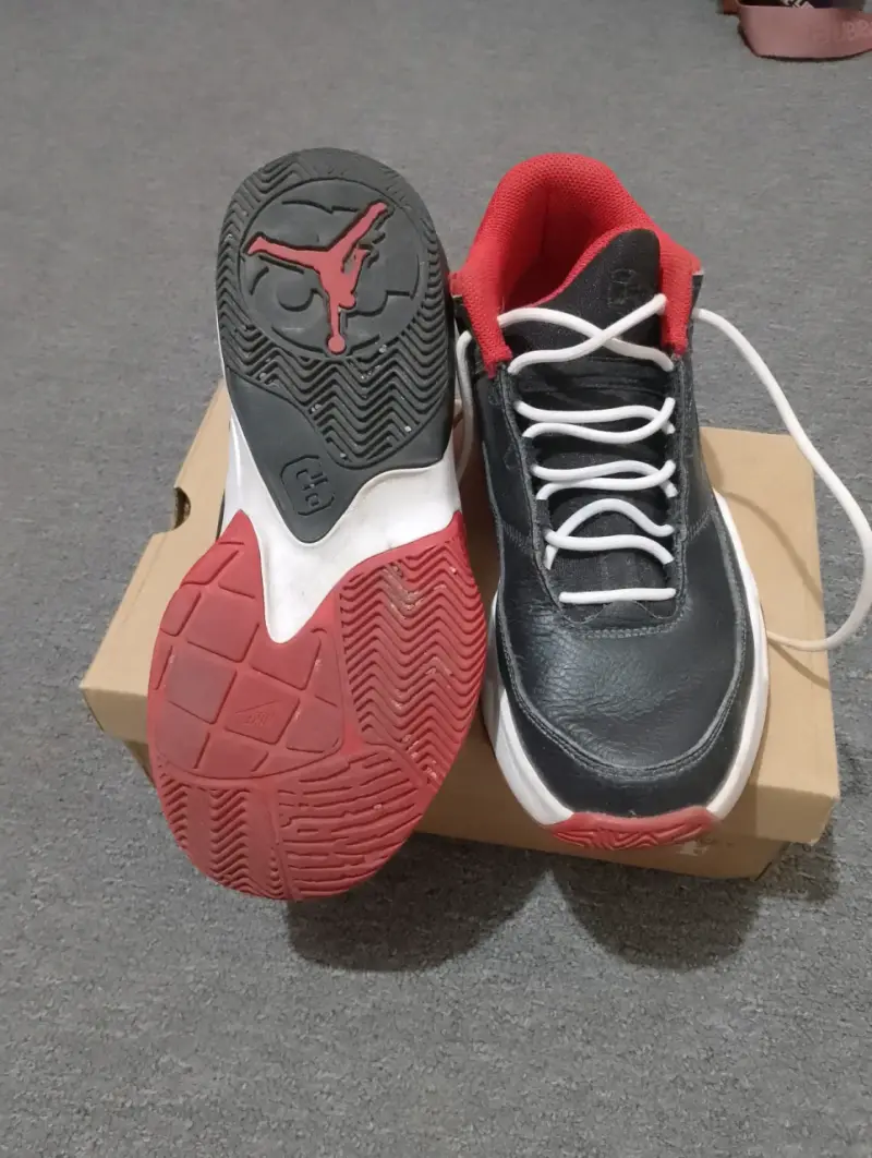 Zapatillas deportivas negras y rojas Air Jordan - 5