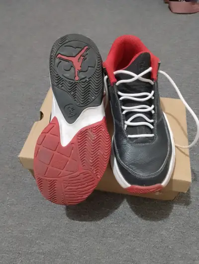 Zapatillas deportivas negras y rojas Air Jordan - miniatura 5