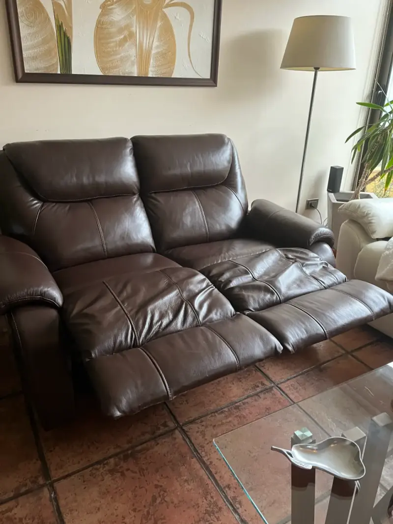 Sofá reclinable de cuero marrón marca Rosen Rosen - 2