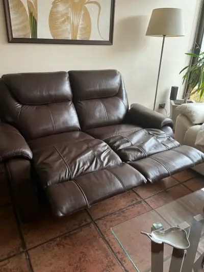 Sofá reclinable de cuero marrón marca Rosen Rosen - miniatura 2