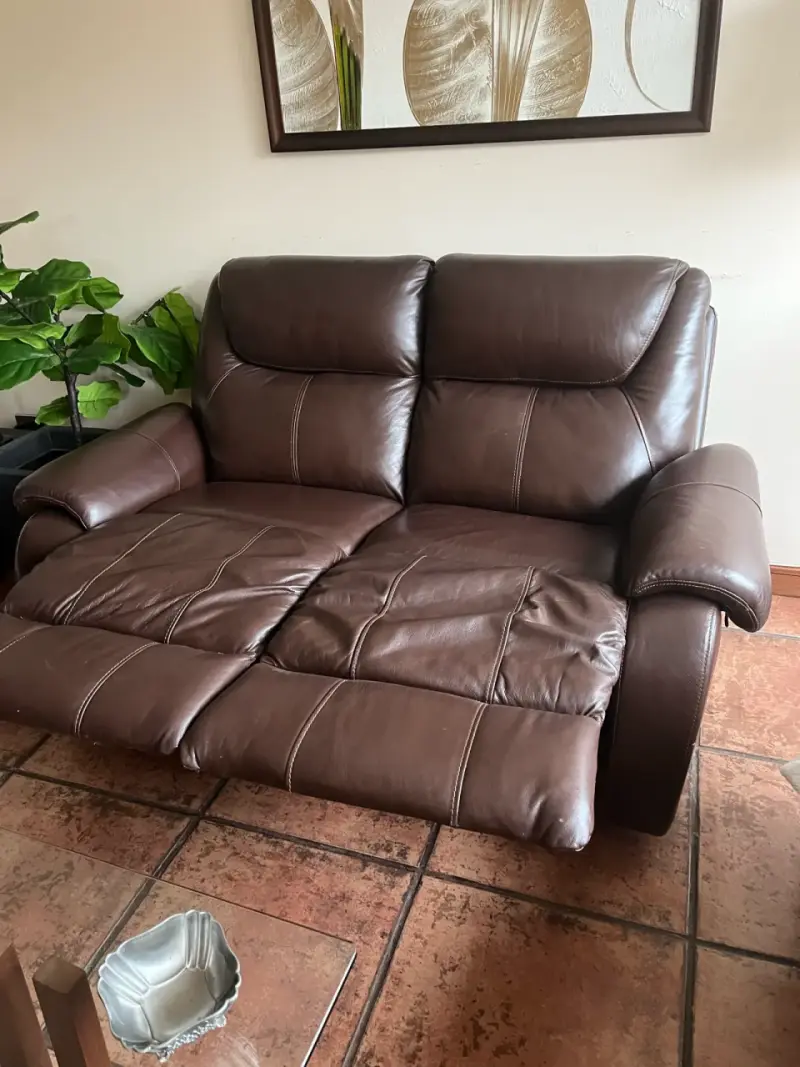 Sofá reclinable de cuero marrón marca Rosen Rosen - 3