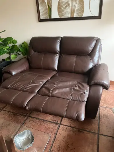 Sofá reclinable de cuero marrón marca Rosen Rosen - miniatura 3