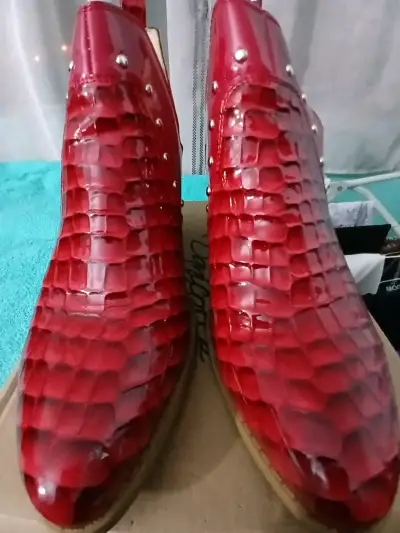 Botines rojos de cuero con diseño texturizado - miniatura 1