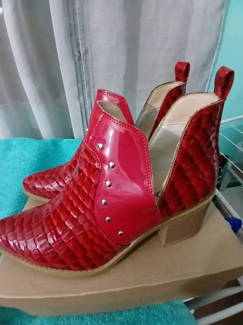Botines rojos de cuero con diseño texturizado - 2