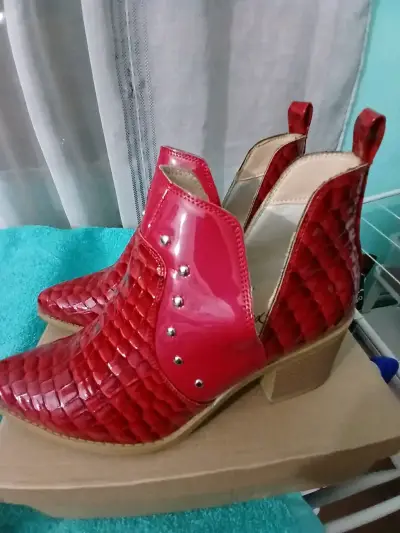 Botines rojos de cuero con diseño texturizado - miniatura 2