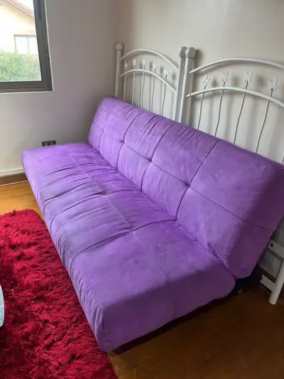 Sofá cama morado en buen estado - miniatura 1