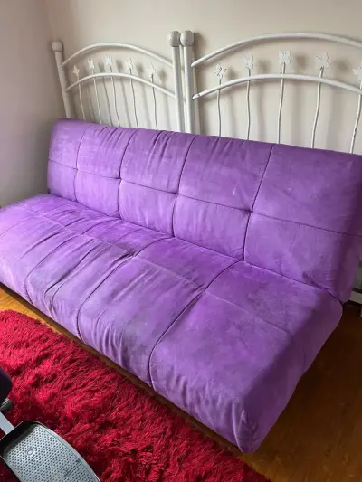 Sofá cama morado en buen estado - miniatura 2