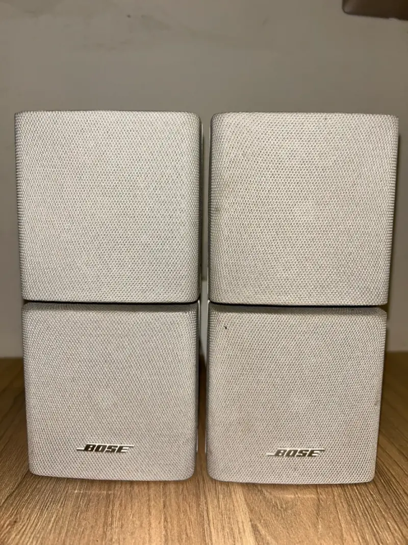 Parlantes Bose blancos con soporte
