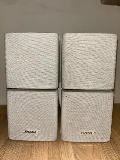 Parlantes Bose blancos con soporte - miniatura 1