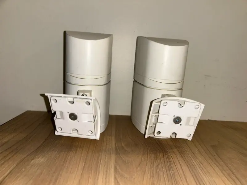 Parlantes Bose blancos con soporte - 3