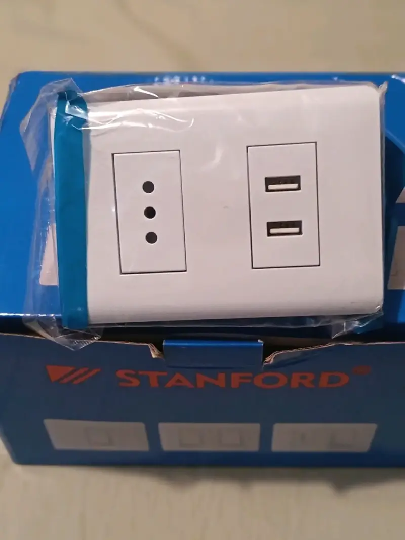 Enchufe con USB Stanford blanco
