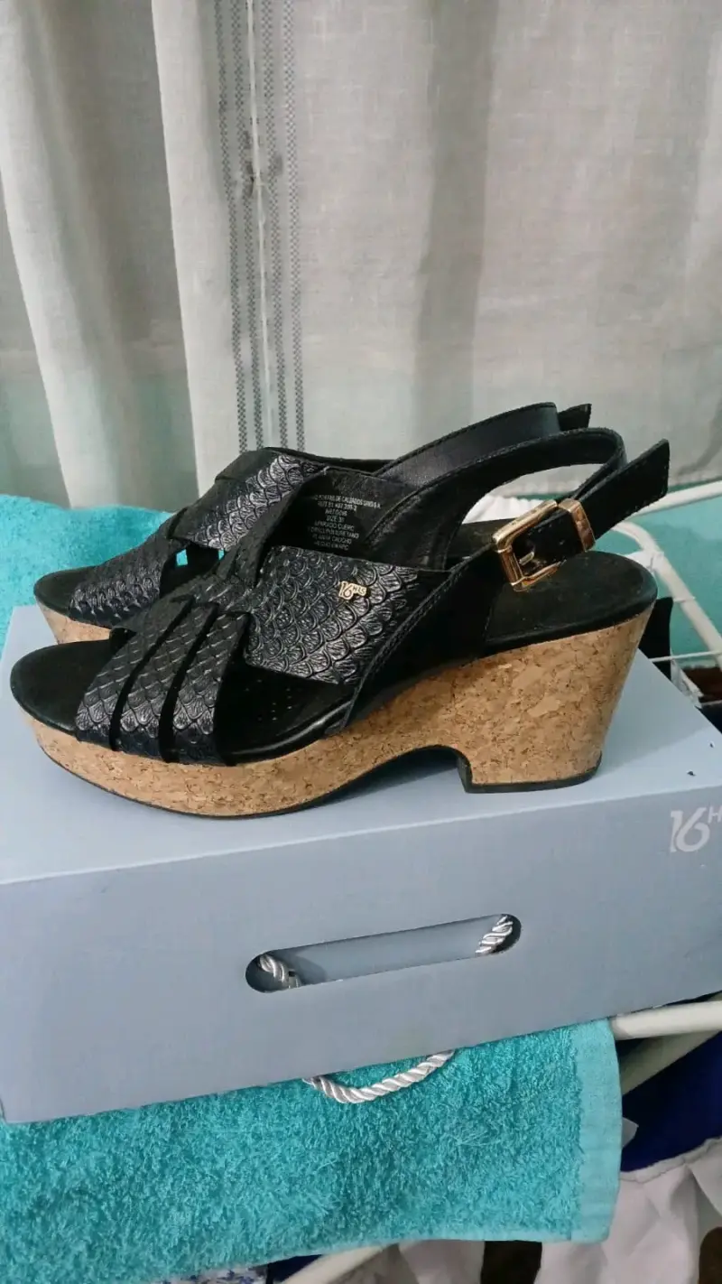 Sandalias de plataforma negras con diseño texturizado - 1