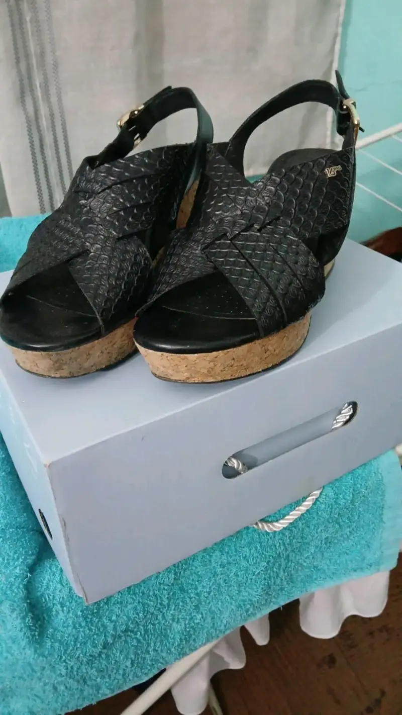 Sandalias de plataforma negras con diseño texturizado - 2