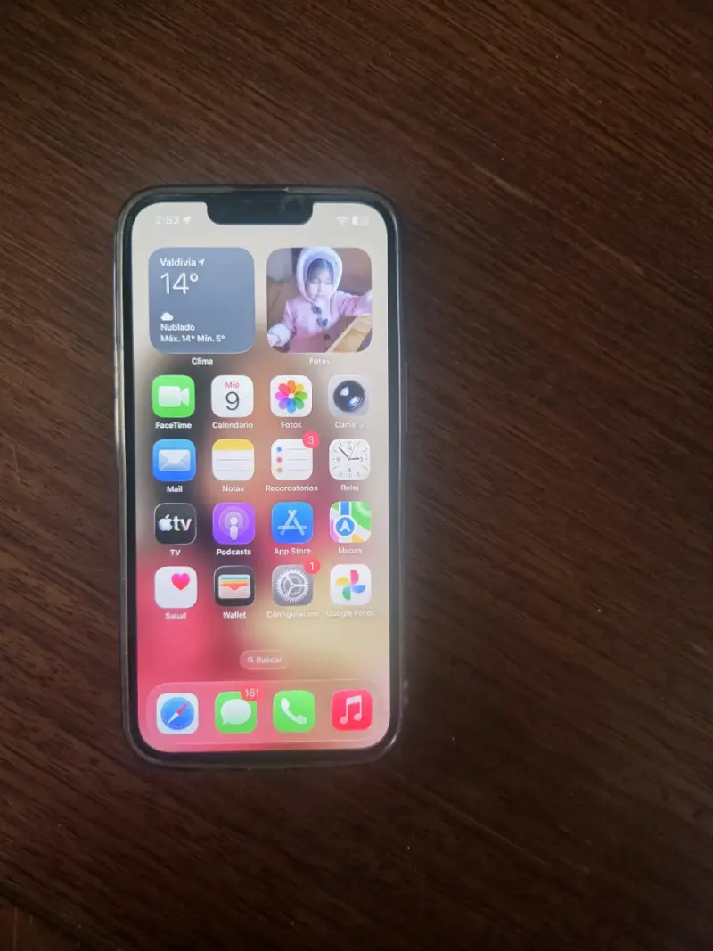 iPhone 13 en buen estado con funda - 1