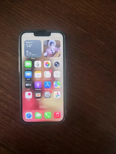 iPhone 13 en buen estado con funda - miniatura 1