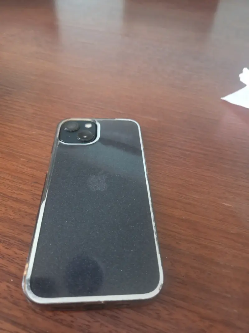 iPhone 13 en buen estado con funda - 2