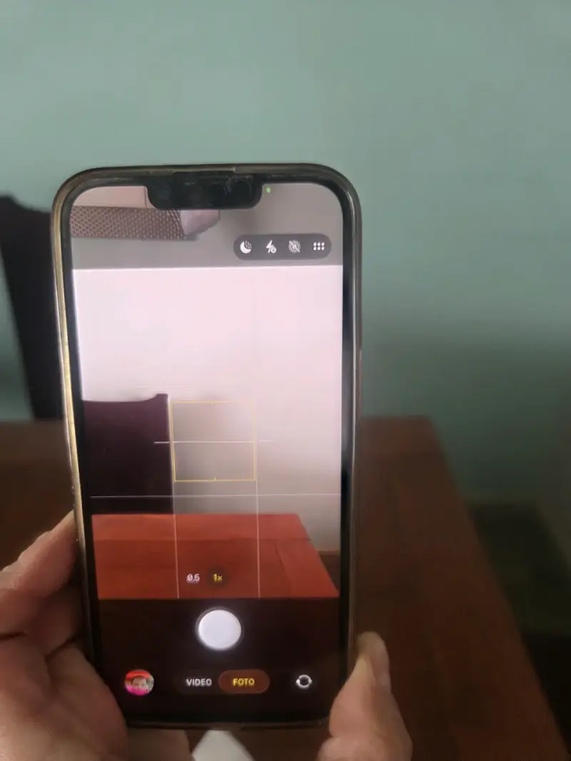 iPhone 13 en buen estado con funda - 4