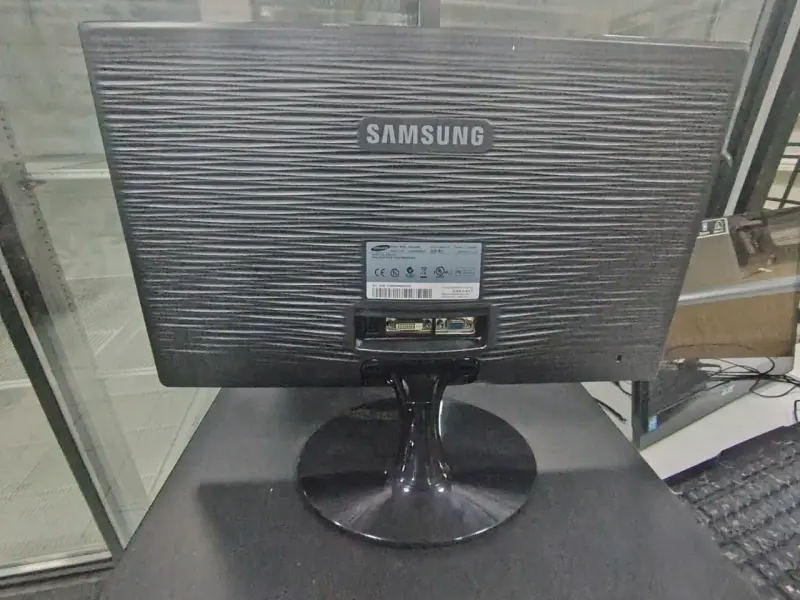 Monitor Samsung SyncMaster SA300 de 21.5 pulgadas - 4