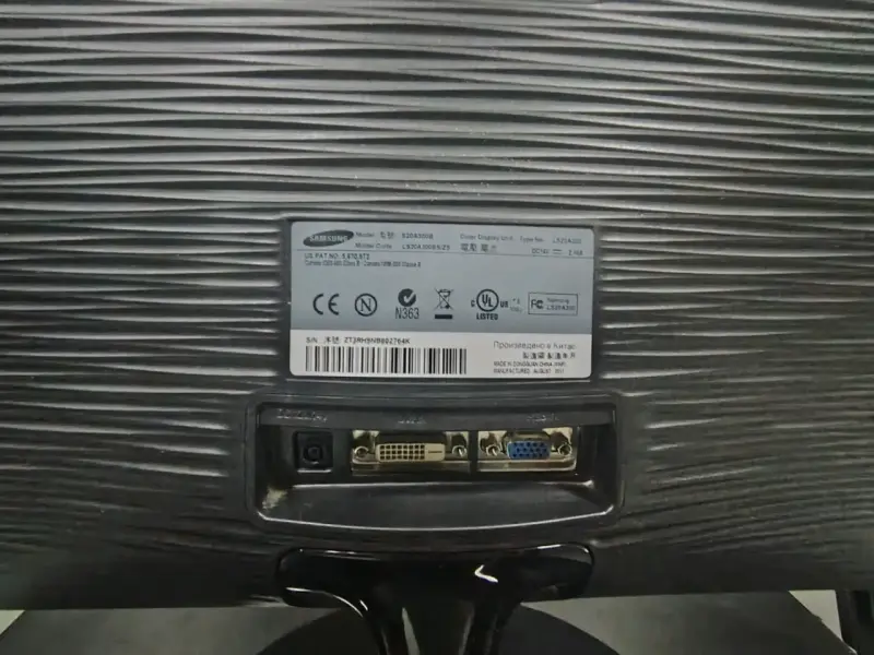 Monitor Samsung SyncMaster SA300 de 21.5 pulgadas - 5