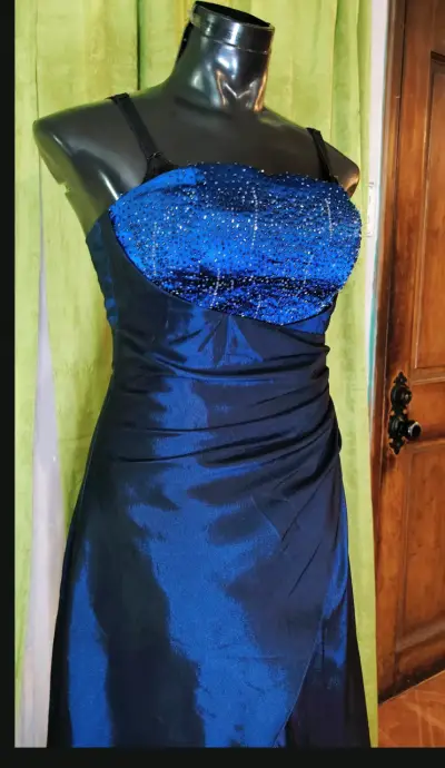 Vestido de noche azul con lentejuelas - miniatura 4